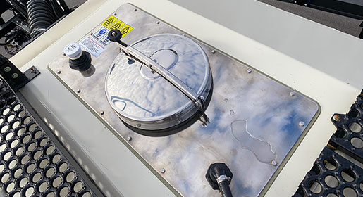 The circular access lid into the main liquid tank is made of stainless steel, with an adjustable cross arm (9000 Series).