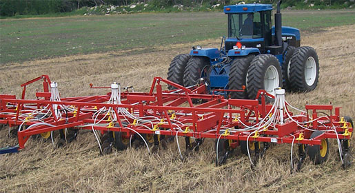 The Model 6220 Low Disturbance Applicator utilizes a mounted coulter disk to open a furrow in the soil to deposit product. 