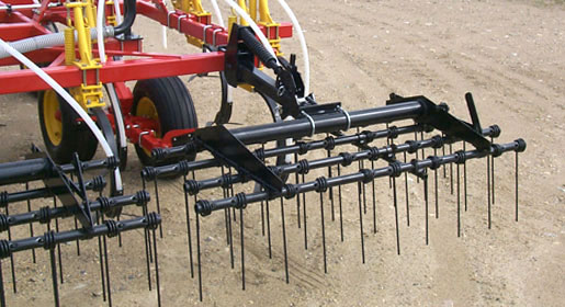 Навесные пружинные бороны позволяют разбивать земляные комки, выравнивать поверхность почвы и качественно распределять пожнивные остатки