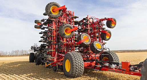 The 3545 ParaLink Hoe Drill™ enhances productivity, trash clearance, and flotation, reduces transport size, and offers various width and spacing options.