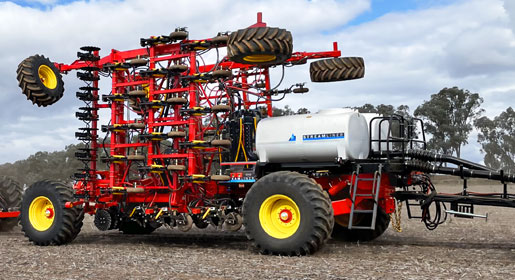 When fitted with the optional heavy duty rear chassis and running gear (HC), the 4420 DKD™ can also be configured to carry up to 5400 litres of liquid products using two on-board 2700L poly tanks.