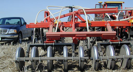 The unique offset packer design helps close the furrow to protect seed and preserve moisture.