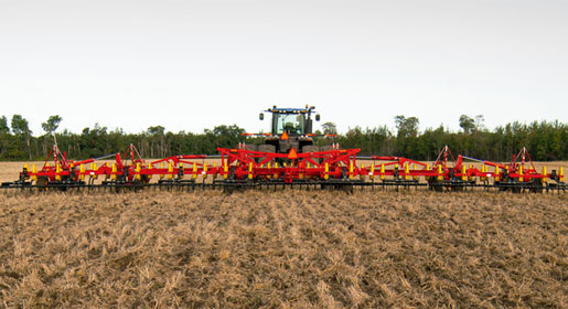 9500 Floating Hitch Chisel Plow is the ultimate in durability and flexibility