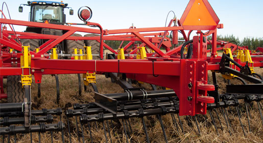 The rear tow hitch is solidly tied into the main beams of the frame 