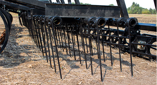 The parallel harrow arm maintains the angle of the harrow gang as the height is adjusted.
